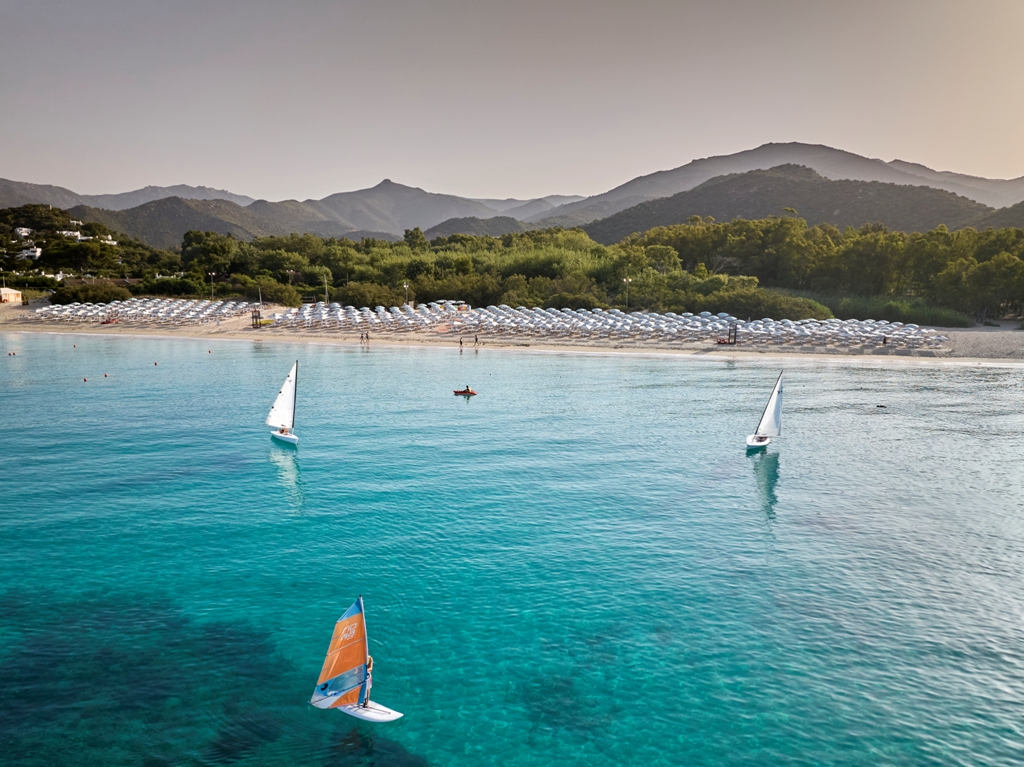 Immagine di sfondo della pagina Bluserena Hotels & Resorts: aperte le vendite per l’estate 2025 con il Black Friday