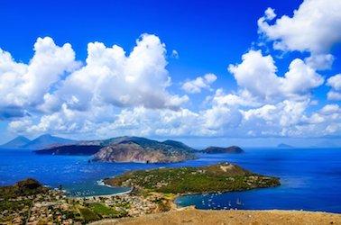 Immagine di sfondo della pagina Con Mari del Sud Resort a Vulcano: un patrimonio di tutti