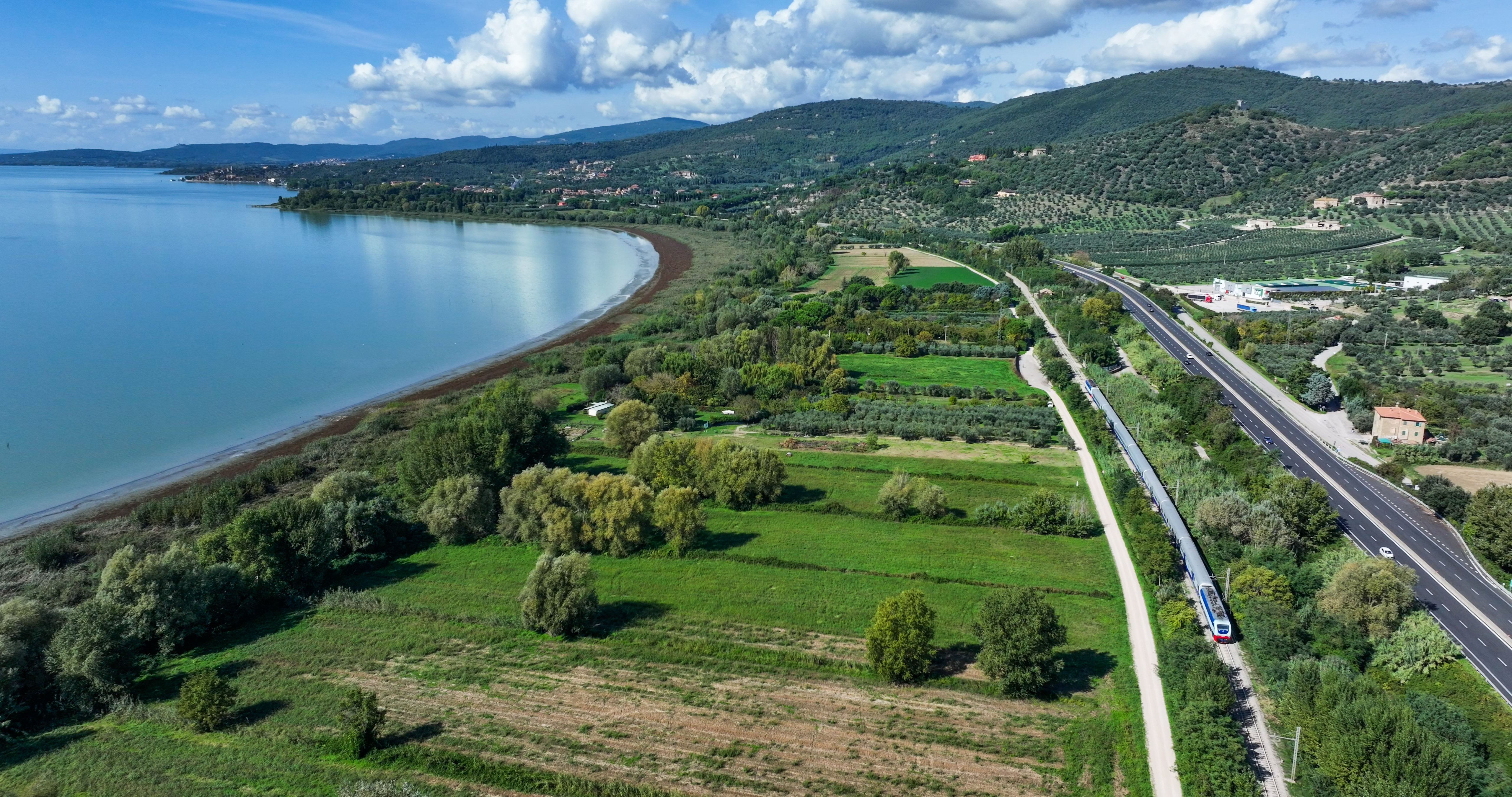 Immagine di sfondo della pagina FS Treni Turistici Italiani: da Roma nuove rotte autunnali per Umbria, Toscana e Piemonte