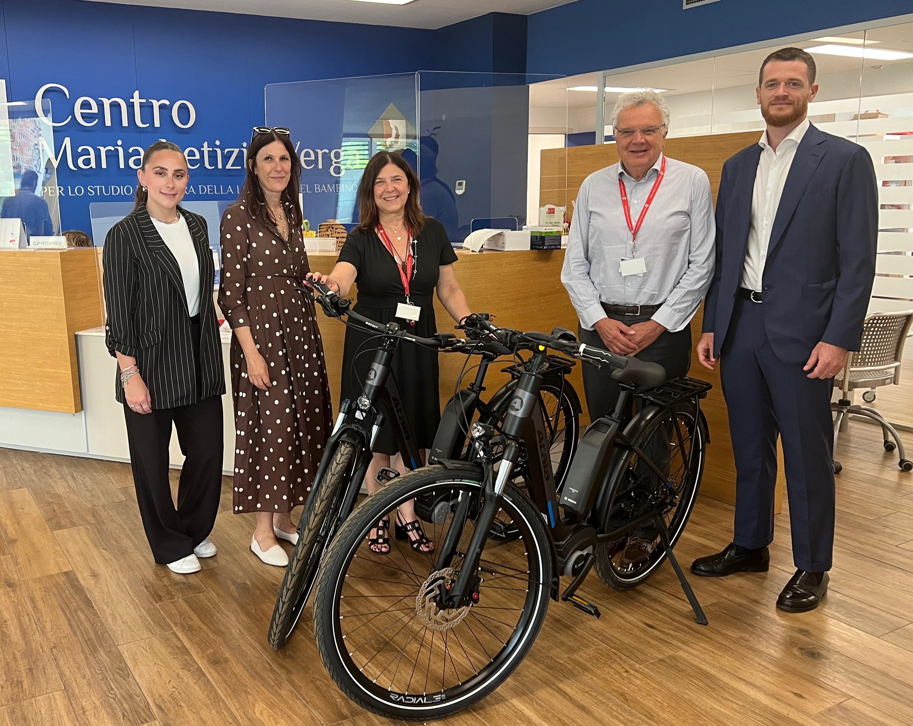 Immagine Nobis Assicurazioni consegna alla Fondazione Maria Letizia Verga buoni da 100 euro e due e-bike