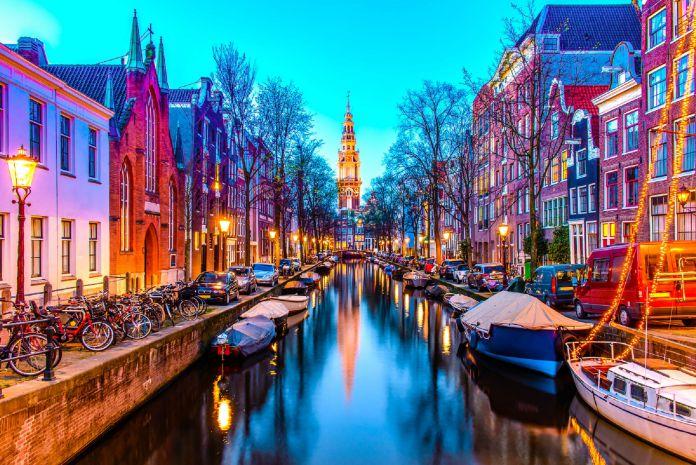 Immagine di sfondo della pagina Capodanno 2018, Amsterdam e Roma le più ricercate