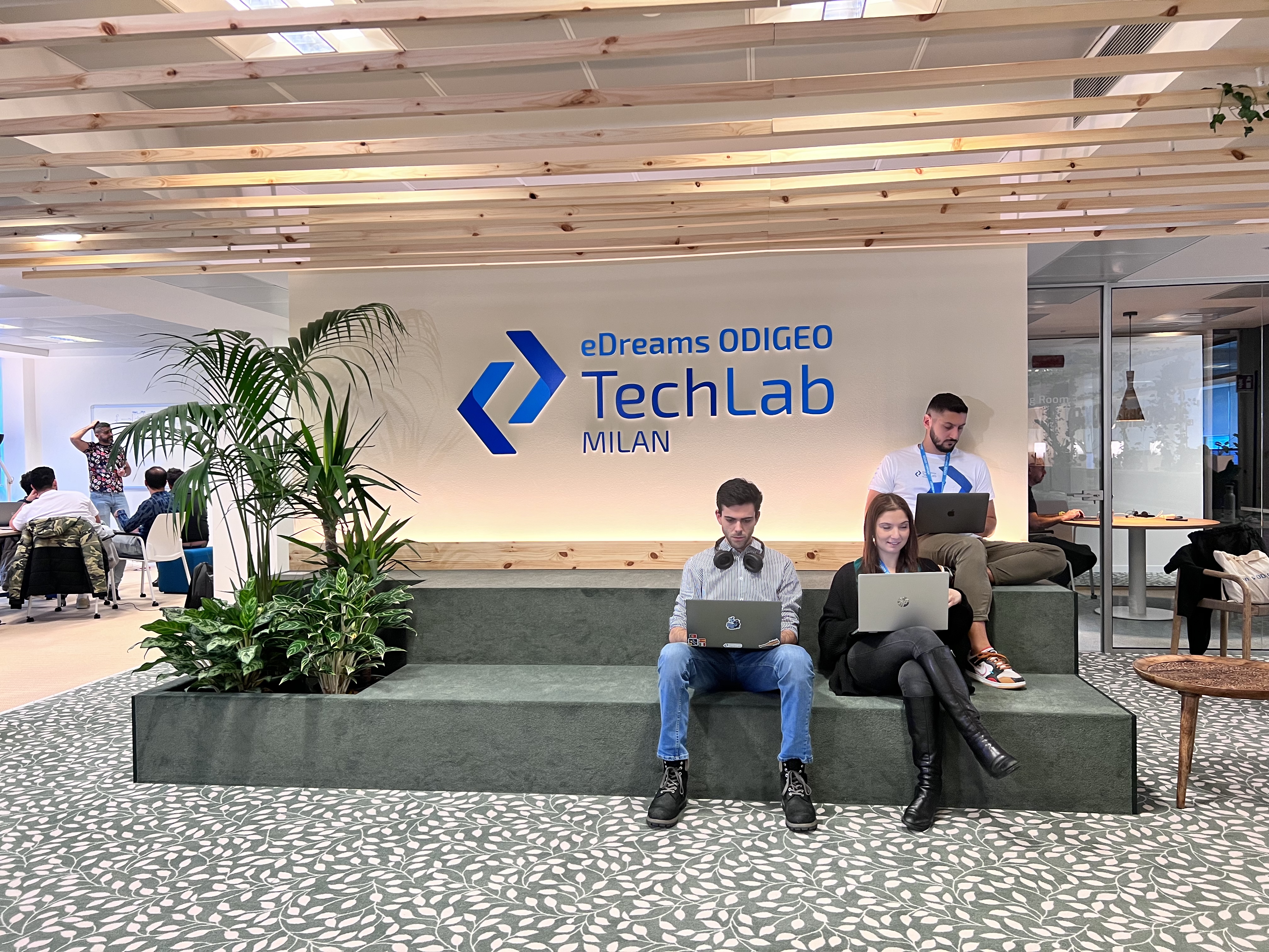 Immagine di sfondo della pagina eDreams ODIGEO cresce ancora: nuove assunzioni e leadership nel travel tech
