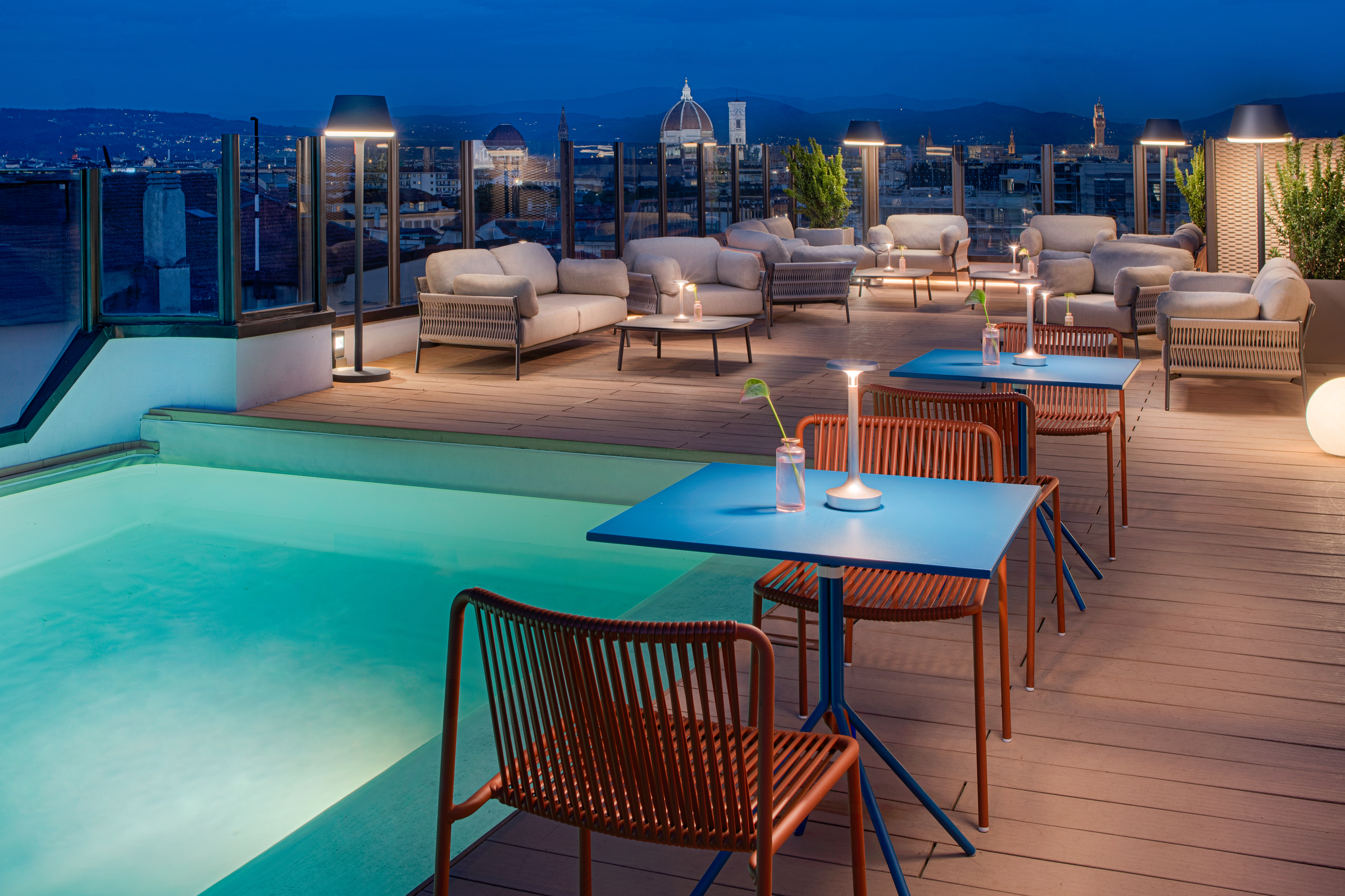 Immagine di sfondo della pagina NH Firenze svela il nuovo look & feel dell’hotel e inaugura Narciso Rooftop Pool & Bar per la stagione estiva