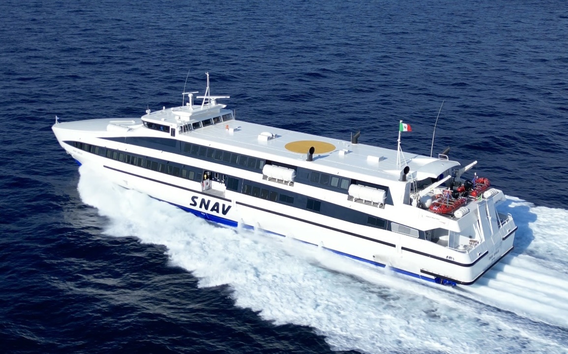 Immagine di sfondo della pagina Intermarine consegna SNAV POLARIS a SNAV: innovazione e basse emissioni per il turismo nel Golfo di Napoli