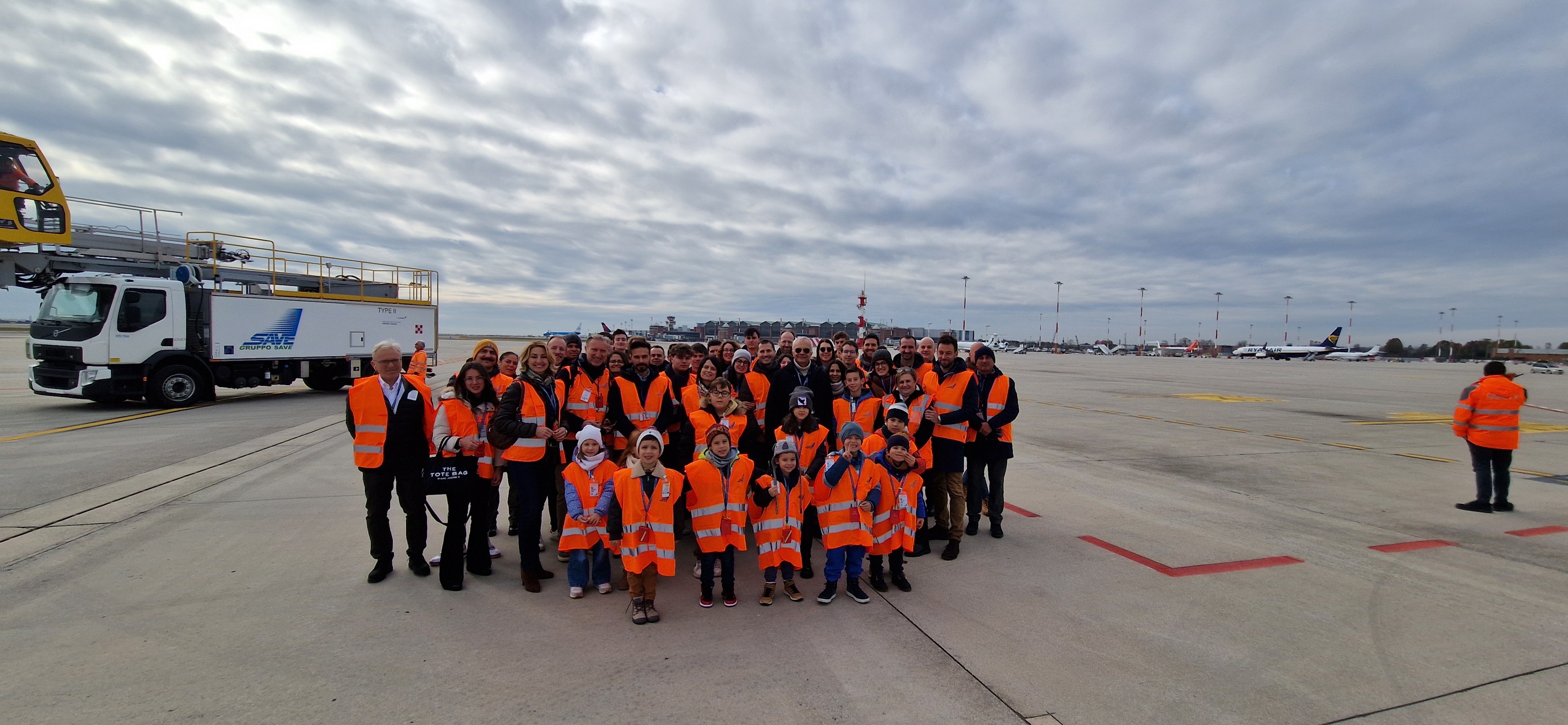 Immagine di sfondo della pagina Open Factory: successo per le visite guidate negli aeroporti del Nord Est