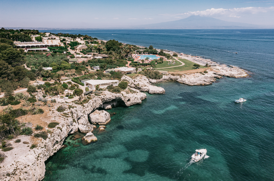 Immagine di sfondo della pagina Rudy Zerbi live su Radio Deejay dai resort Mangia’s: l’estate 2025 è tutta da ascoltare