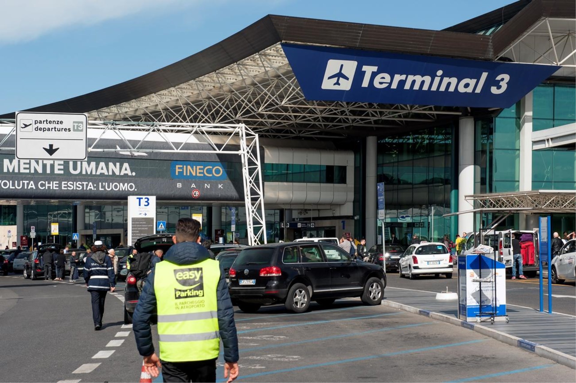 Immagine di sfondo della pagina Ministero del Turismo e ATRI siglano un accordo per analizzare i flussi dei viaggiatori e promuovere la destinazione Italia negli aeroporti