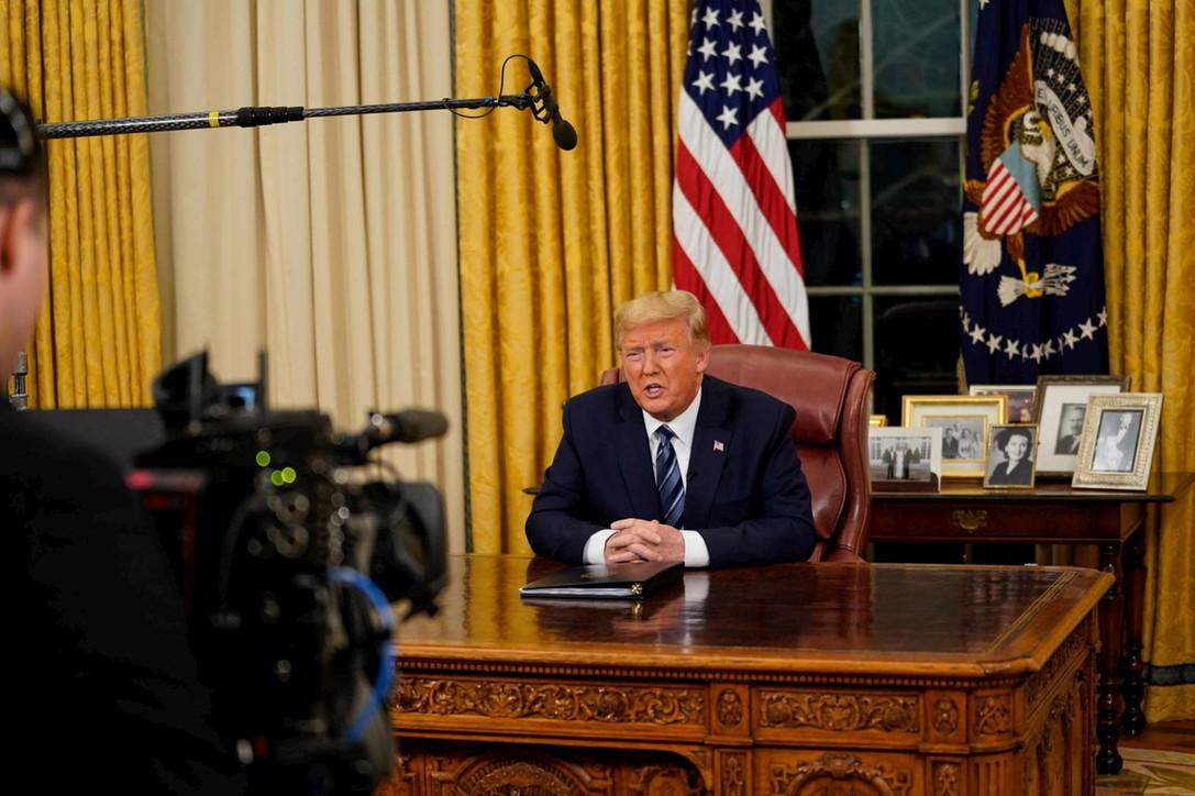 Immagine di sfondo della pagina Covid 19, Usa bloccano i voli dall'Europa