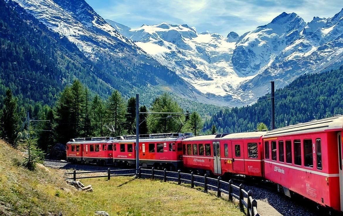 Immagine di sfondo della pagina In Svizzera a bordo del Trenino del Bernina