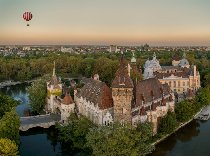 Immagine di sfondo della pagina La magia di settembre a Budapest: la città che invita a rallentare