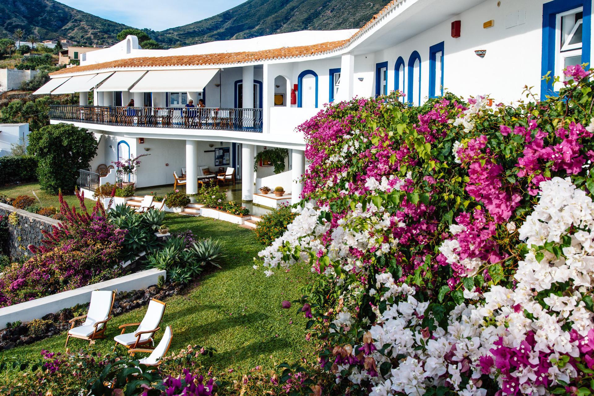 Immagine di sfondo della pagina Salina, l'Hotel Punta Scario riapre dal 28 maggio