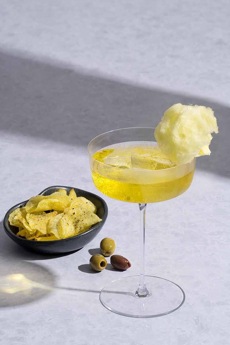 Immagine di sfondo della pagina Vueling lancia un menù inclusivo con 28 novità e il cocktail “Vueling in the Clouds”