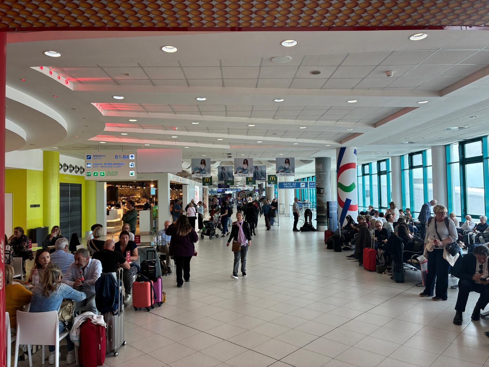 Immagine di sfondo della pagina WeShort sbarca negli aeroporti pugliesi: i cortometraggi diventano intrattenimento per i passeggeri