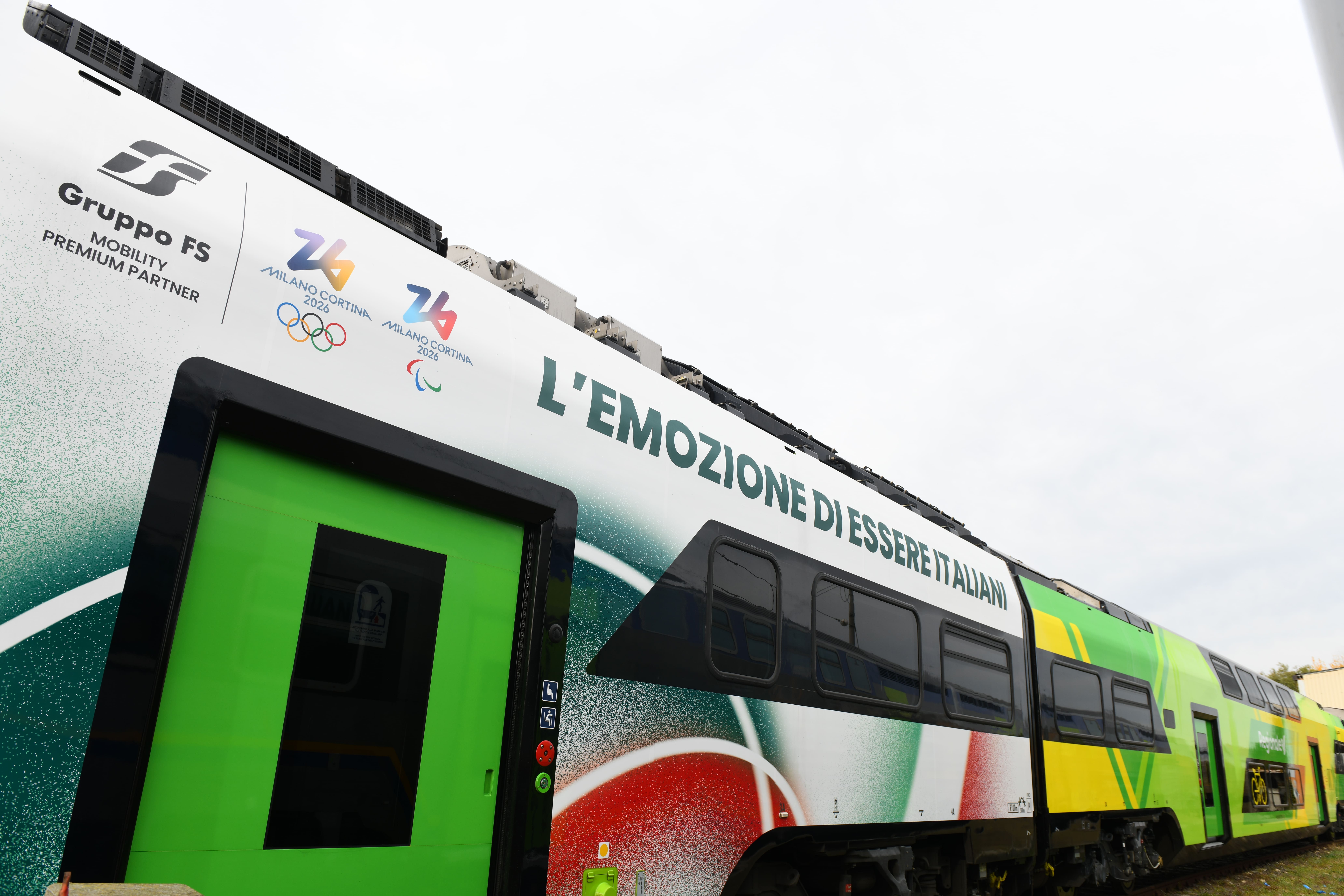 Immagine Olimpiadi Milano Cortina 2026: il Gruppo FS celebra l’evento con treni e bus speciali e videomapping a Milano Centrale