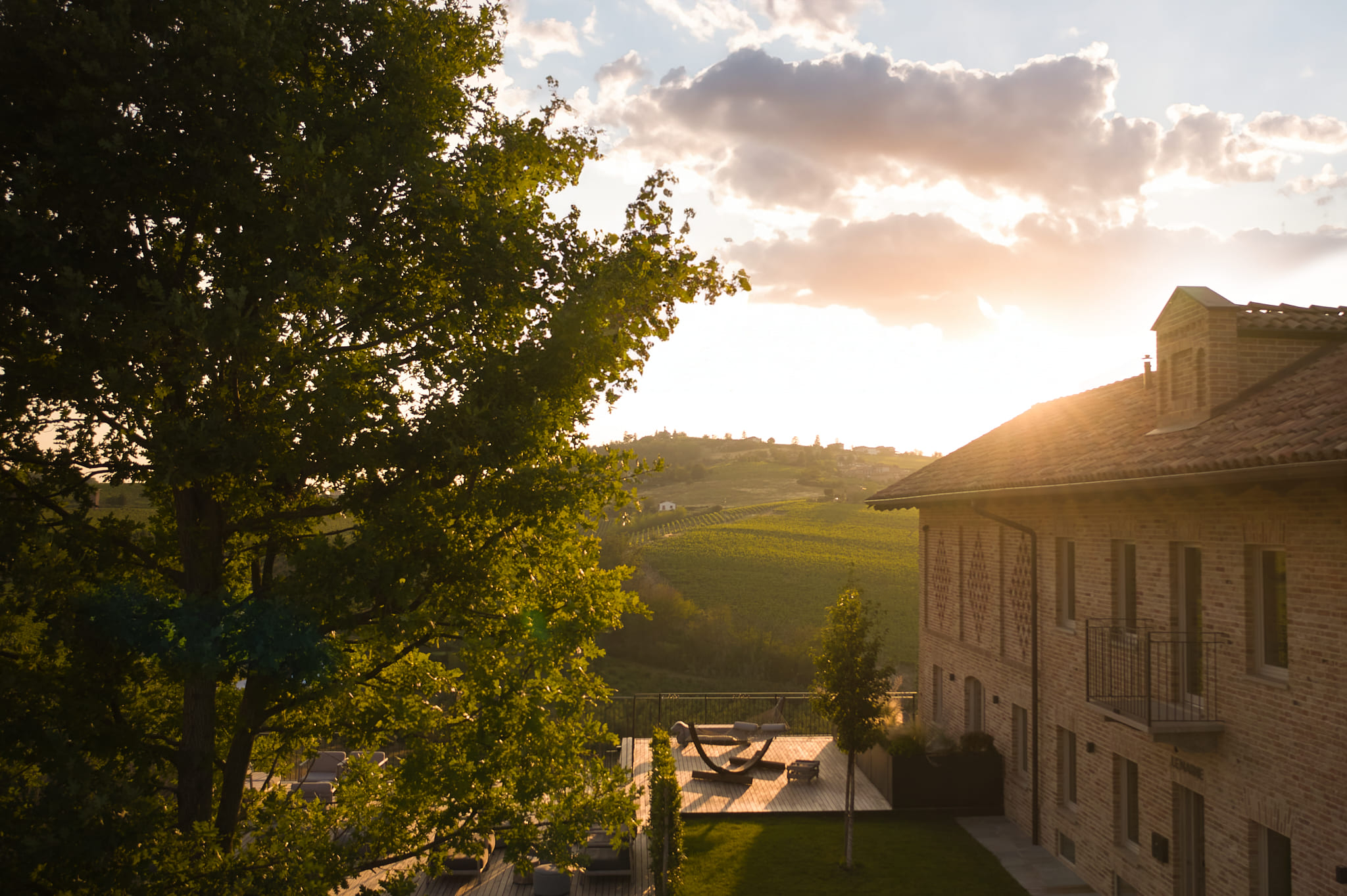 Immagine di sfondo della pagina Le Marne Relais, un gioiello tra le vigne piemontesi scelto da Small Luxury Hotels of the World