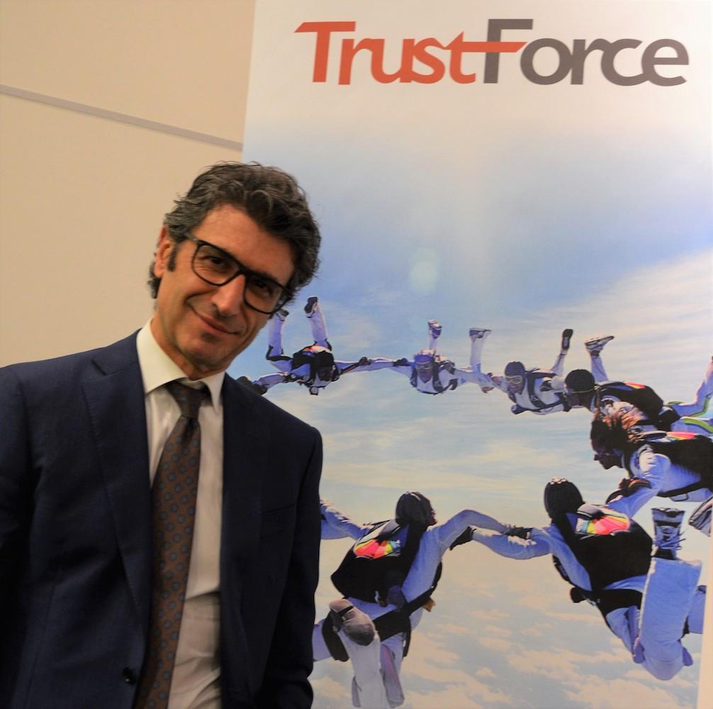 Immagine di sfondo della pagina Mistral Air sceglie  Trustforce