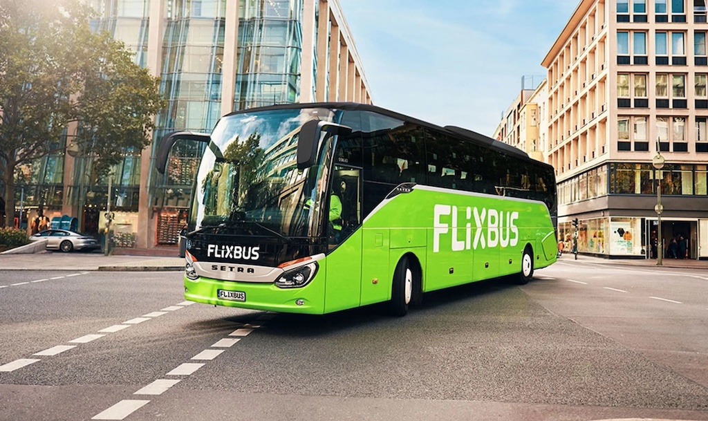 Immagine di sfondo della pagina FlixBus celebra 10 anni di collaborazione con aziende storiche italiane