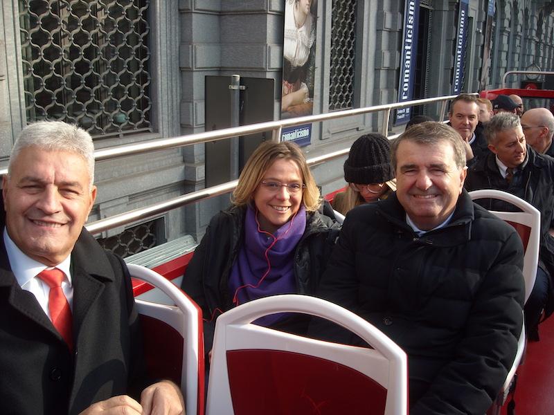 Immagine di sfondo della pagina City Sightseeing Italy, un bus elettrico a Milano