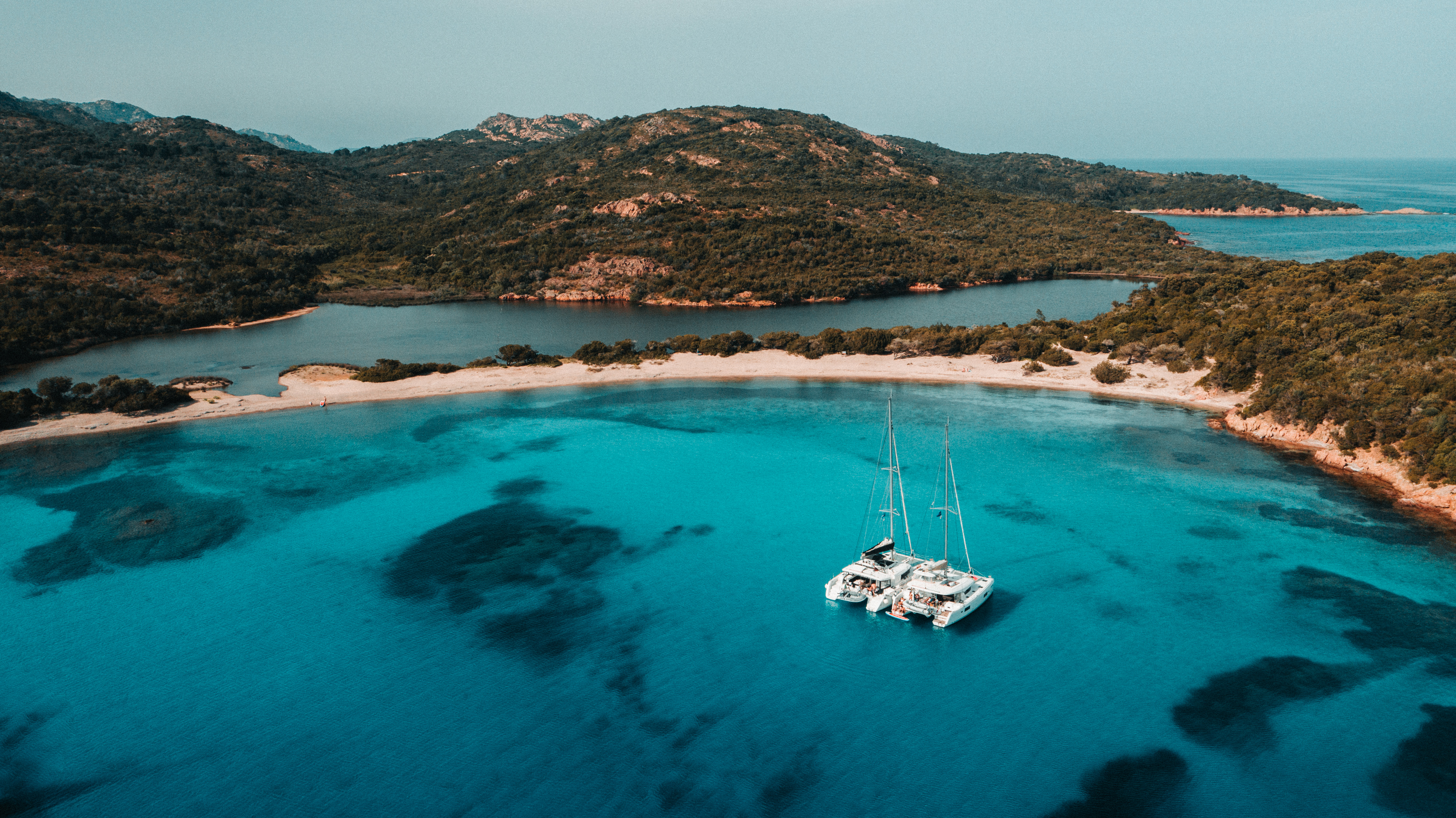 Immagine di sfondo della pagina Turismo sostenibile, due italiani su tre scelgono vacanze green. In crescita il charter a vela