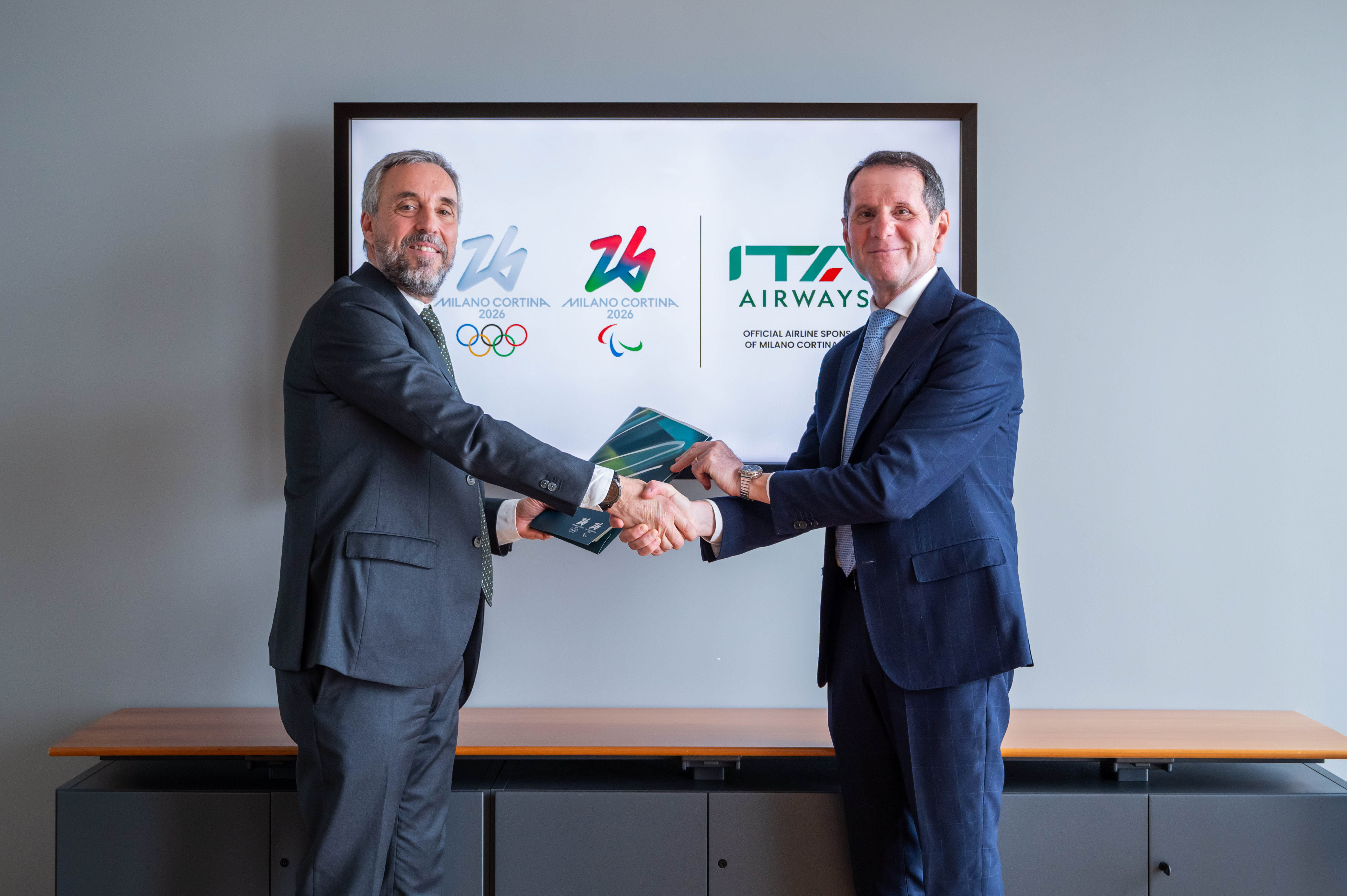 Immagine di sfondo della pagina ITA Airways Official Airline Sponsor Milano Cortina 2026