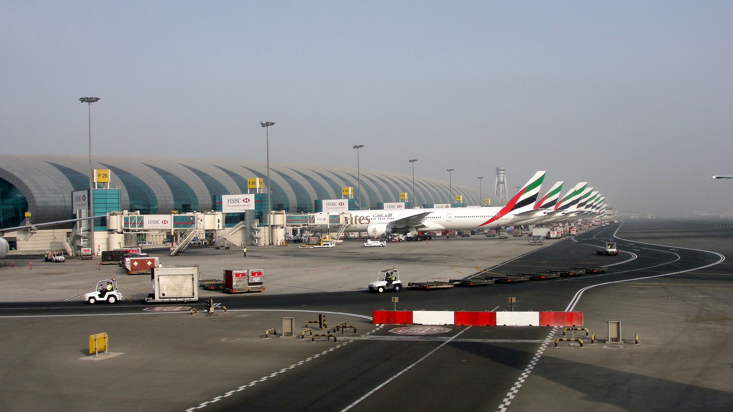 Immagine di sfondo della pagina Dubai International Airport, traffico aereo sospeso dopo un incendio: voli in graduale ripresa