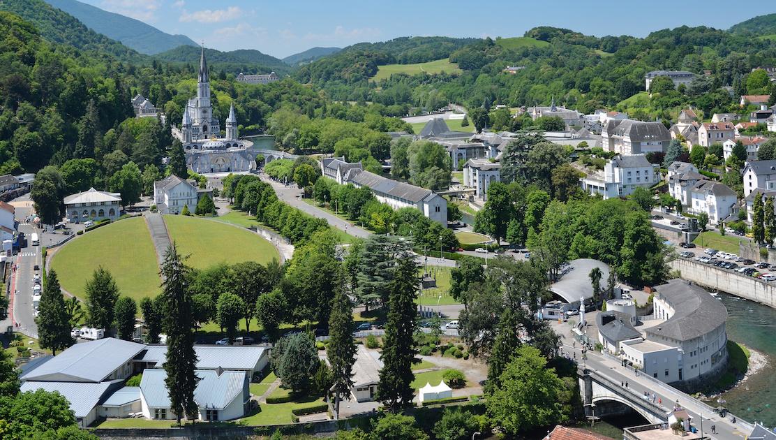 Immagine di sfondo della pagina Rusconi Viaggi, pellegrinaggi mariani a Lourdes