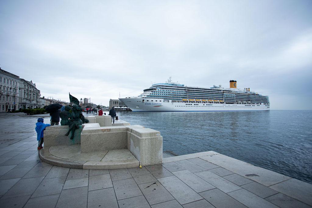 Immagine di sfondo della pagina Costa Luminosa riparte da Trieste