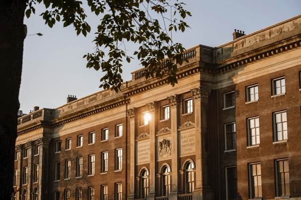 Immagine di sfondo della pagina Il Palazzo di Giustizia di Amsterdam diventa Rosewood Amsterdam
