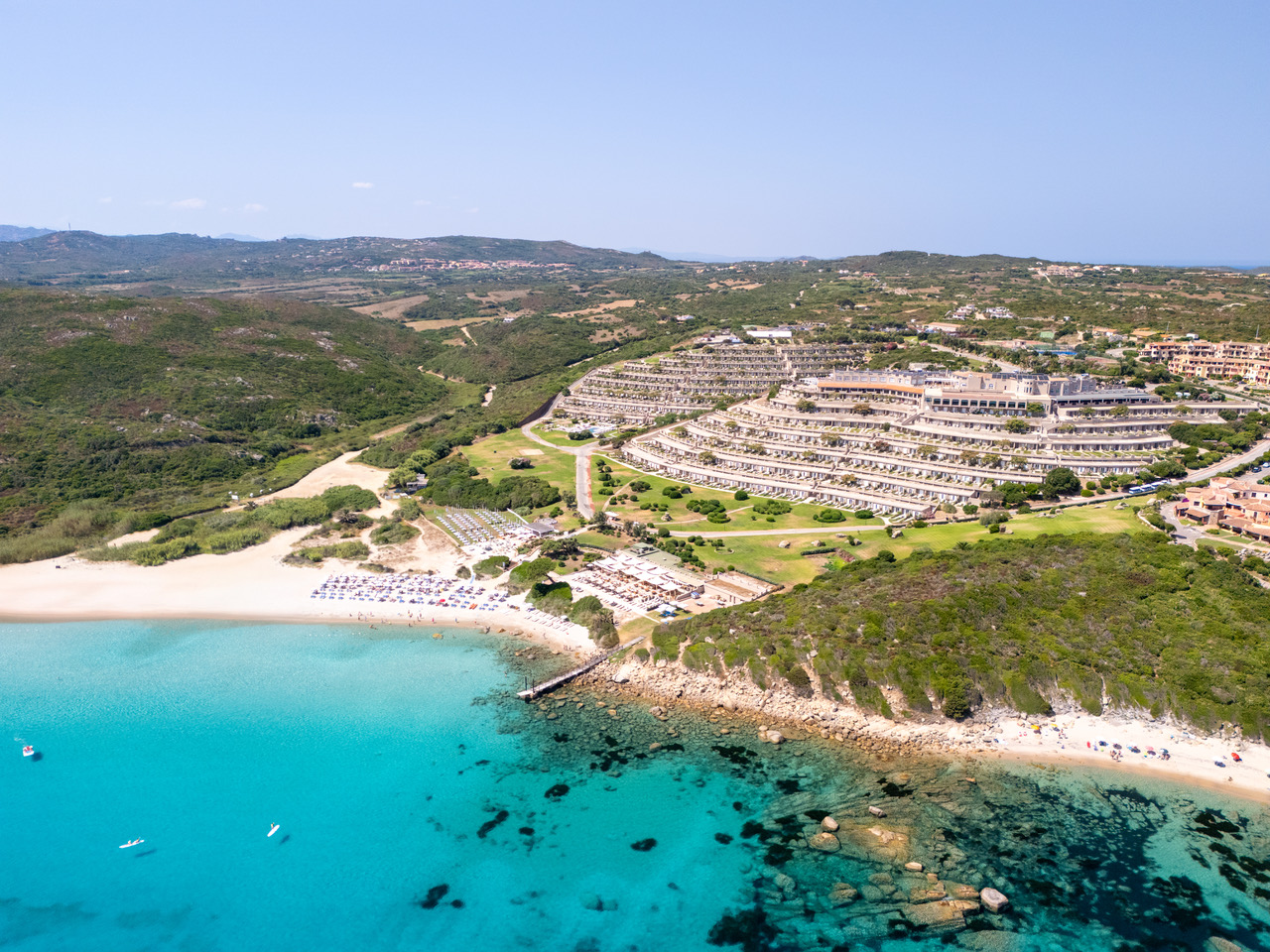 Immagine di sfondo della pagina Sardegna, tra natura e architettura sostenibile: apre il nuovo Mangia’s Sardinia Resort
