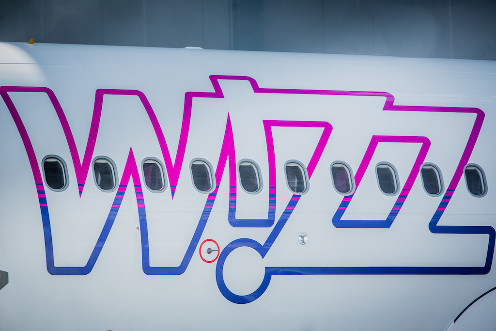 Immagine di sfondo della pagina Wizz Air rafforza la base di Roma Fiumicino con un nuovo aereo e più frequenze