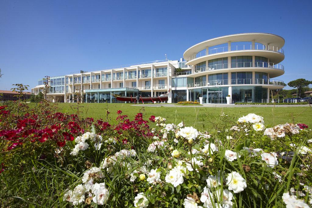 Immagine di sfondo della pagina Allegroitalia Hotel, aperte alcune strutture
