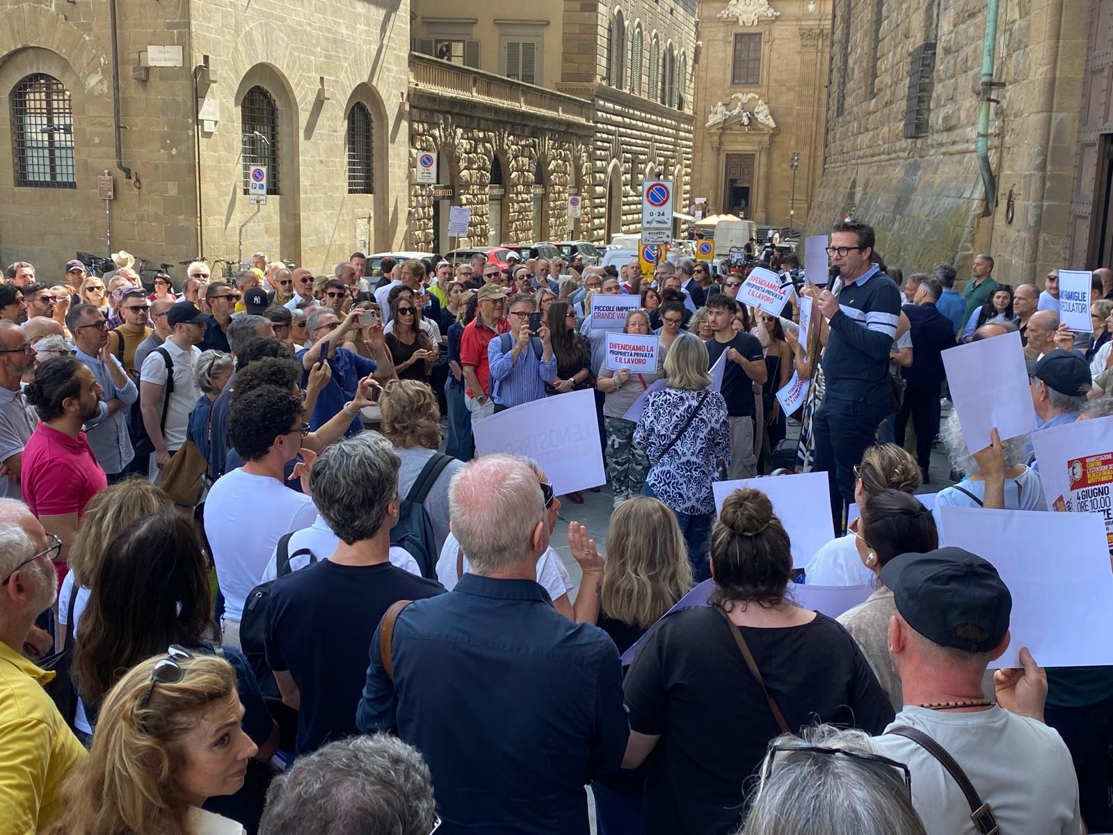 Immagine Affitti brevi, la protesta arriva in piazza: “Non solo proprietari, ma lavoratori e imprese. Le restrizioni mettono a rischio l’economia della città”