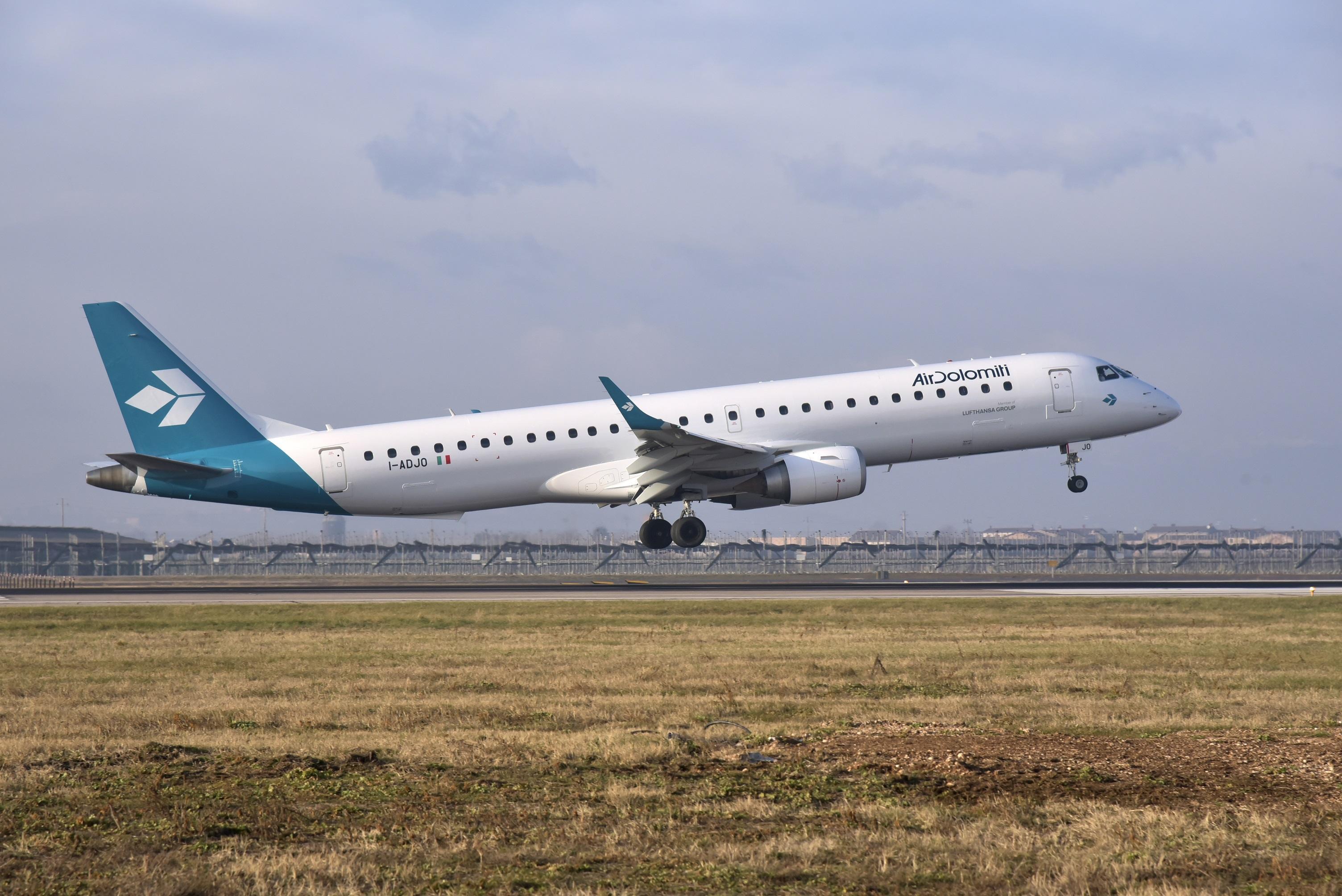 Immagine di sfondo della pagina Air Dolomiti, voli sospesi fino ad aprile