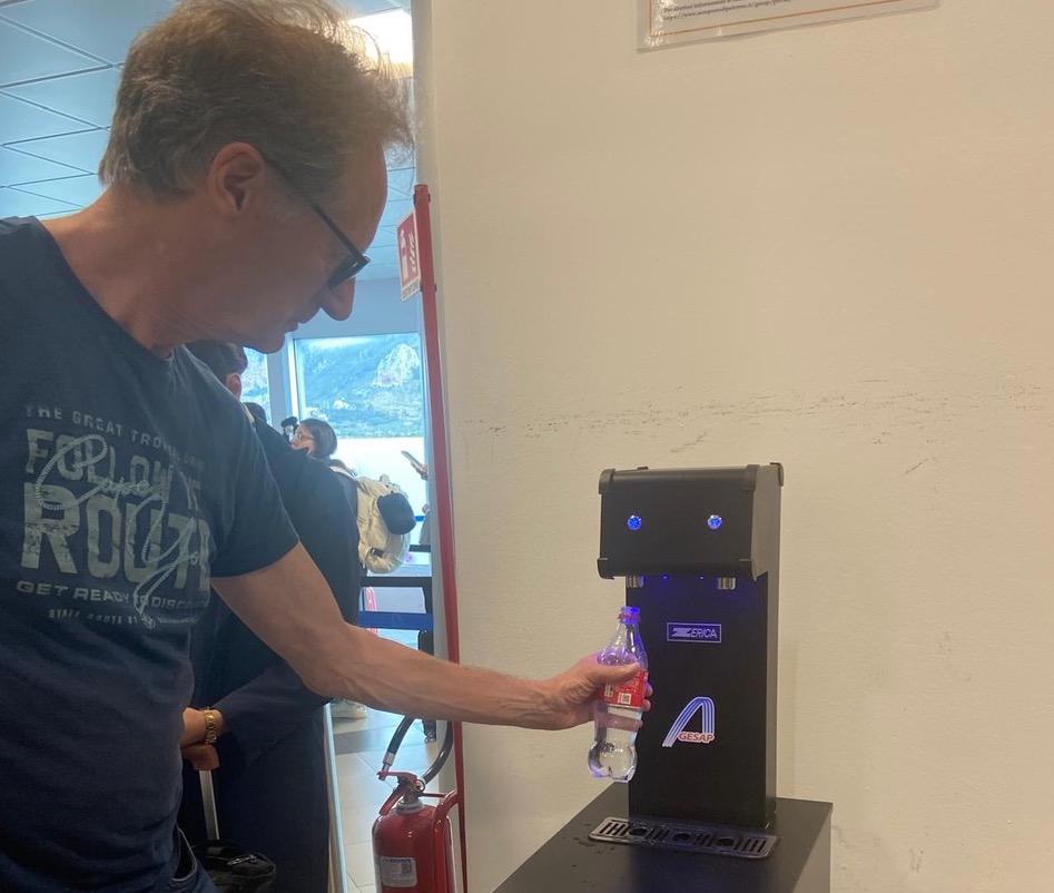 Immagine Aeroporto di Palermo, sette distributori d’acqua per i passeggeri: lo scalo punta sulla sostenibilità