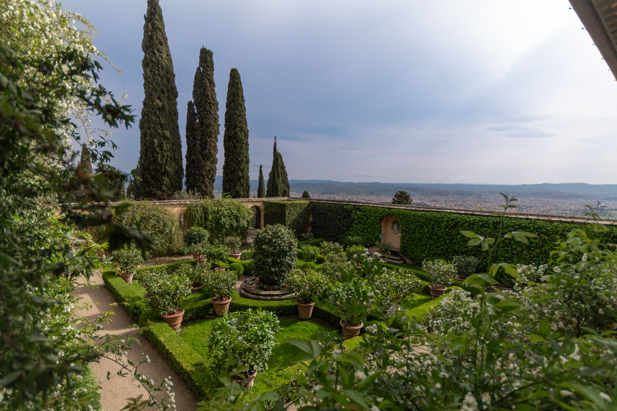 Immagine di sfondo della pagina Pasqua tra i colori e l'arte dei giardini monumentali di Fiesole