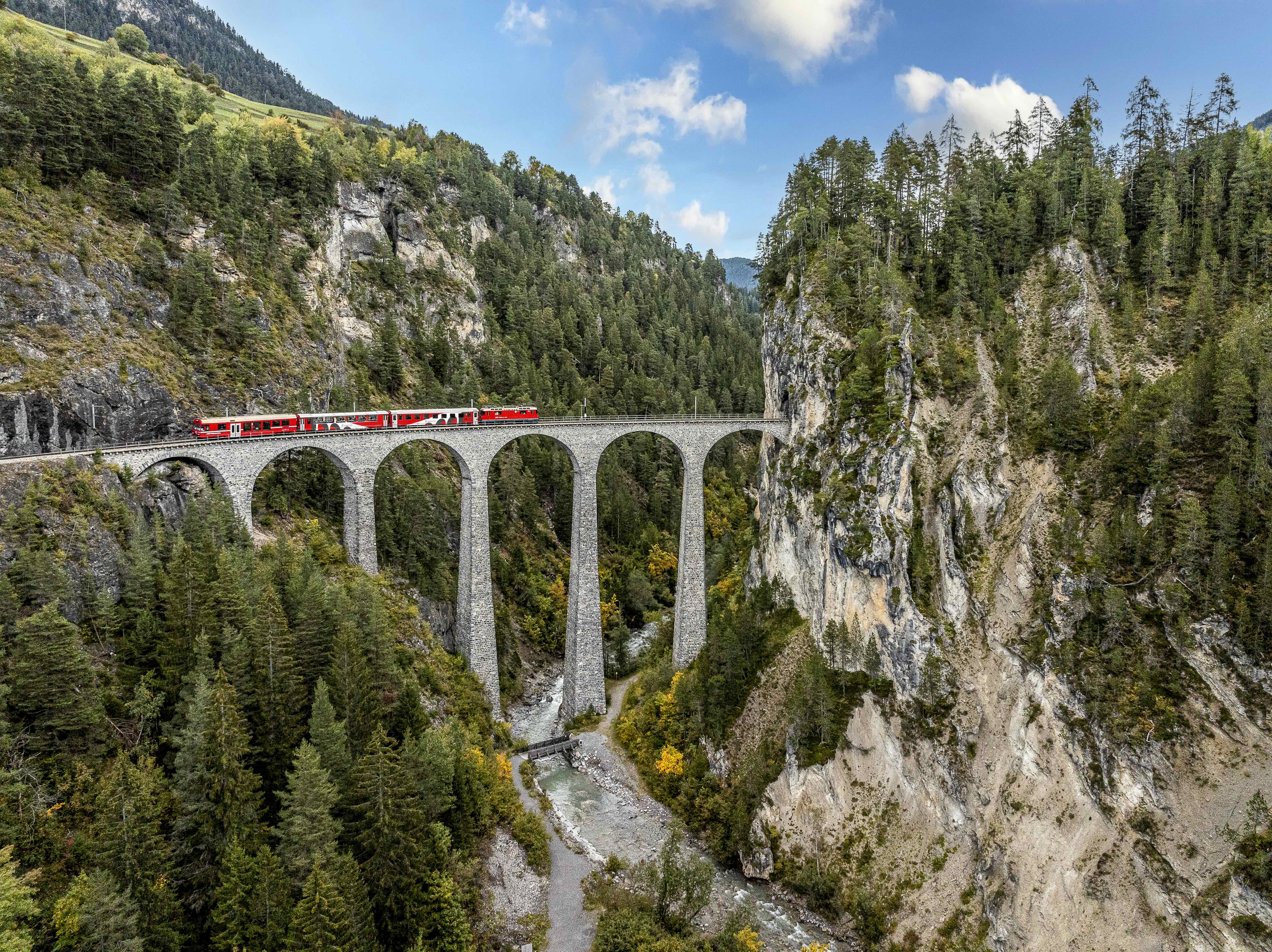 Immagine di sfondo della pagina Ferrovia Retica: il Trenino Rosso e la linea dell’Albula in diretta su Radio Vacanze