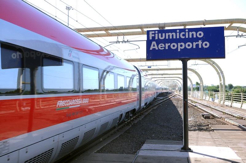 Immagine di sfondo della pagina Trenitalia a FCO da Napoli e Firenze