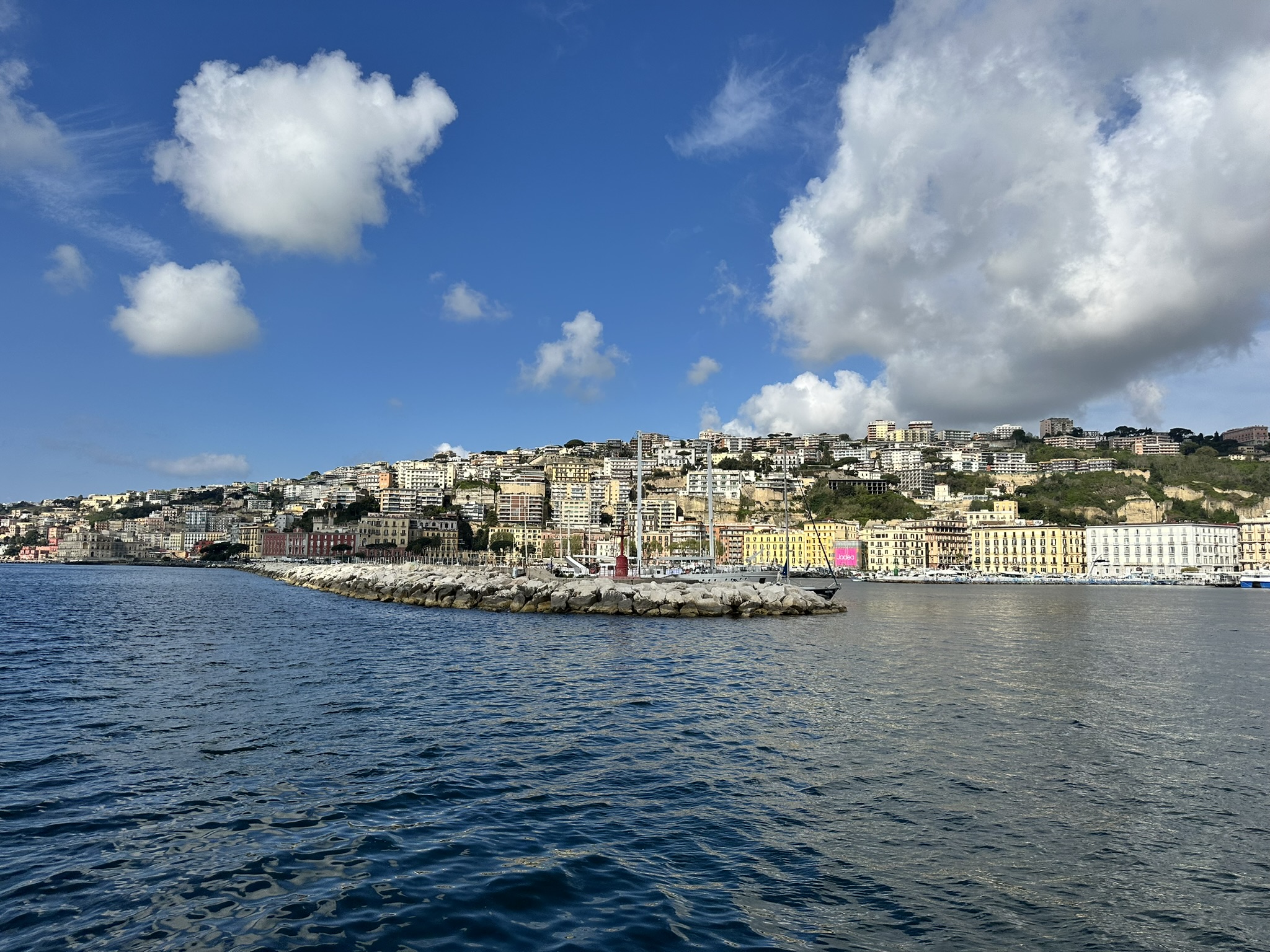 Immagine “Vedi Napoli d’estate e poi torni”: la città si racconta tra onde, storia e poesia