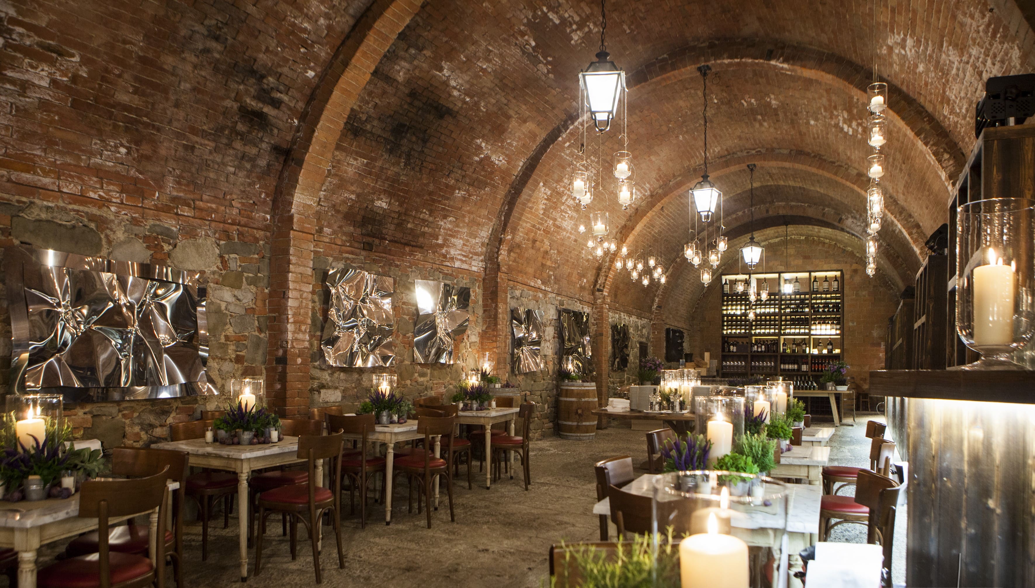 Immagine di sfondo della pagina L'autunno a Castel Monastero: esperienze indimenticabili tra musica, tradizione e cucina e gourmet