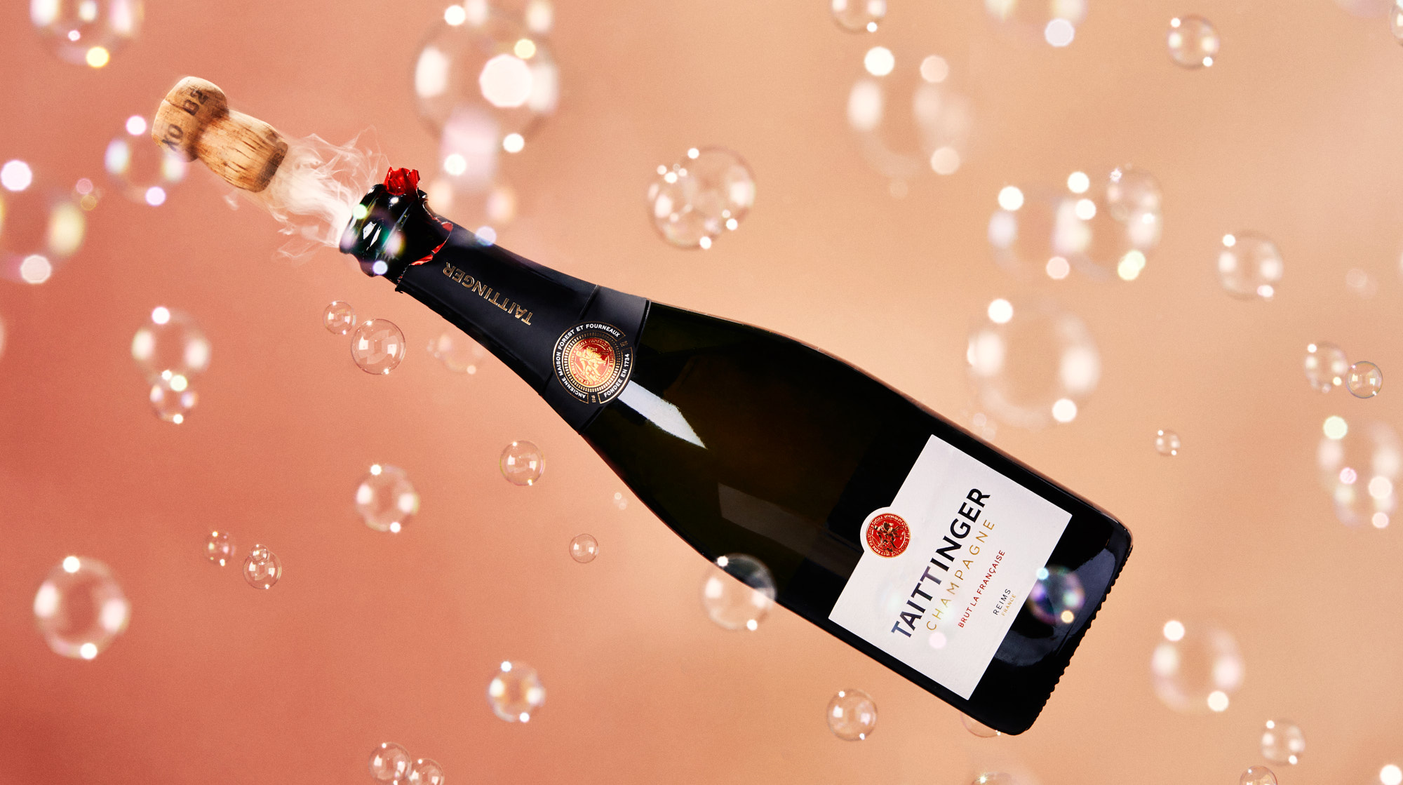 Immagine Un brindisi per i 100 anni: Delta porta a bordo lo champagne Taittinger