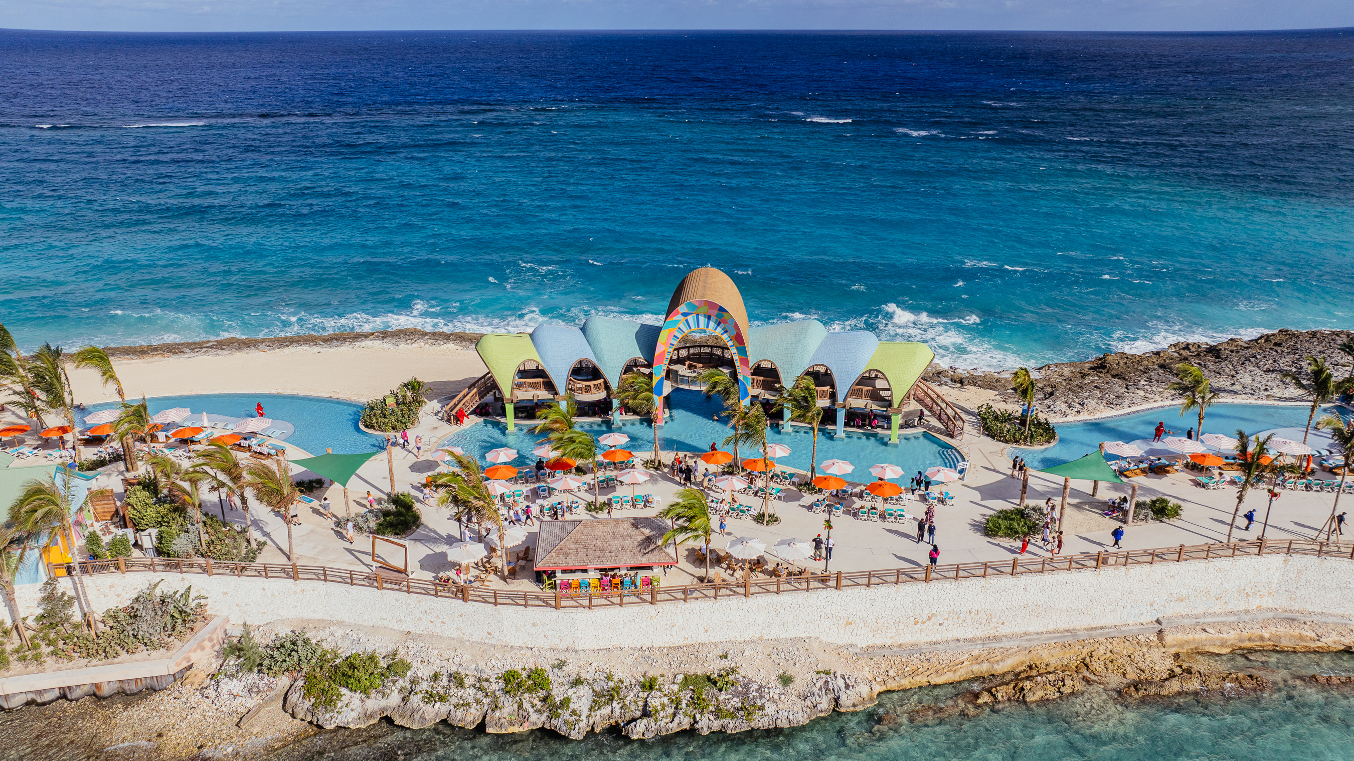 Immagine Royal Beach Club Paradise Island: debutta il primo beach club all-inclusive di Royal Caribbean