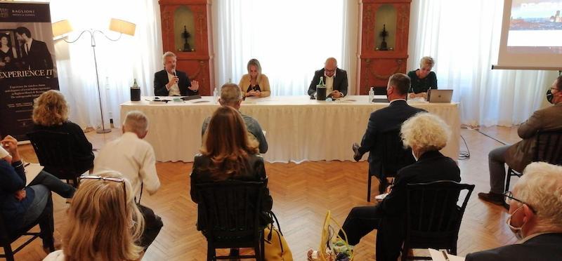 Immagine di sfondo della pagina Firenze Convention Bureau lancia Florence Re:Start