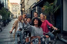 Immagine di sfondo della pagina Amadeus Travel Trend 2024 tra taxi che volano ed IA