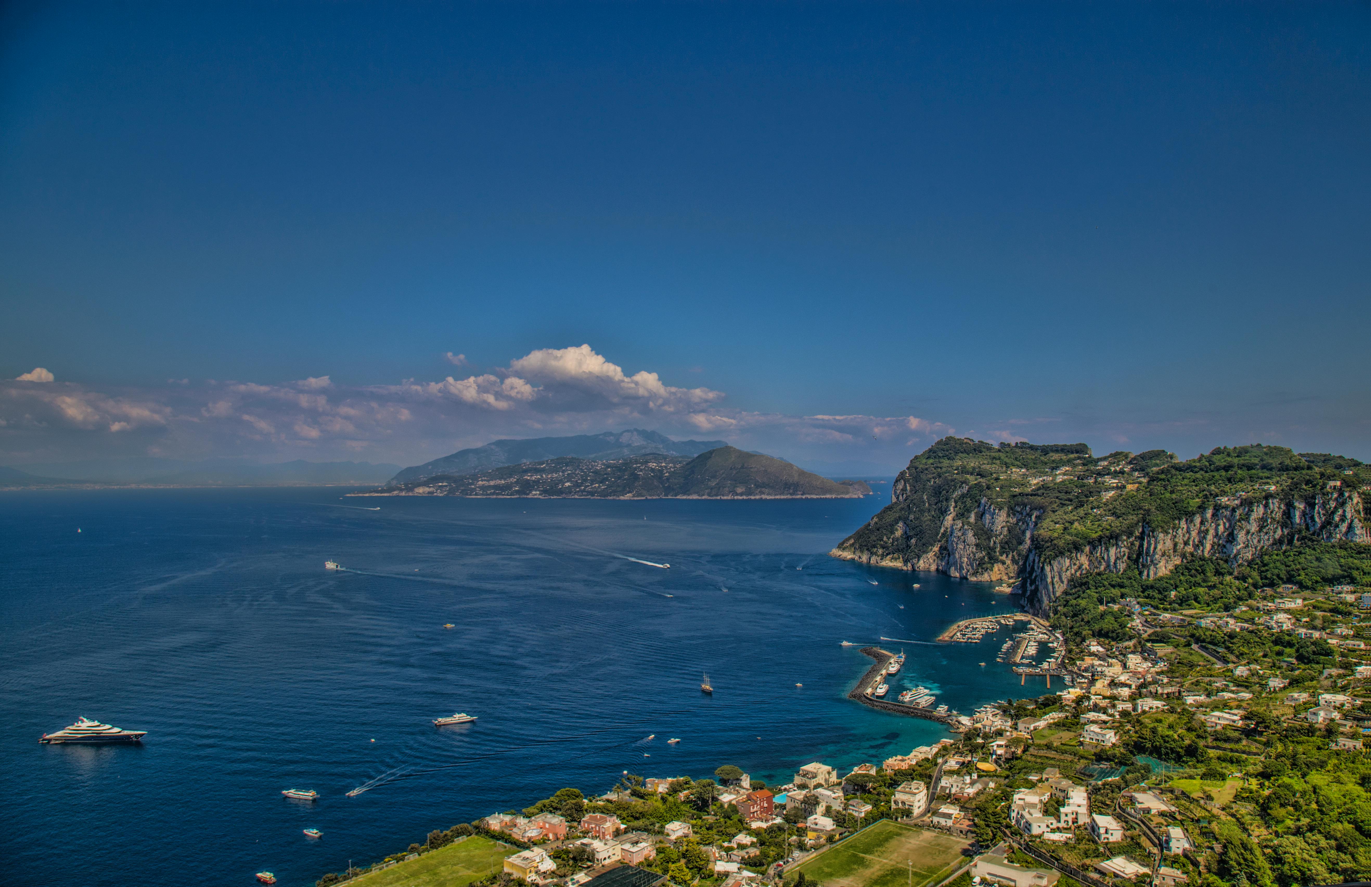 Immagine di sfondo della pagina Capri, Forte dei Marmi e Taormina: il podio del turismo internazionale luxury