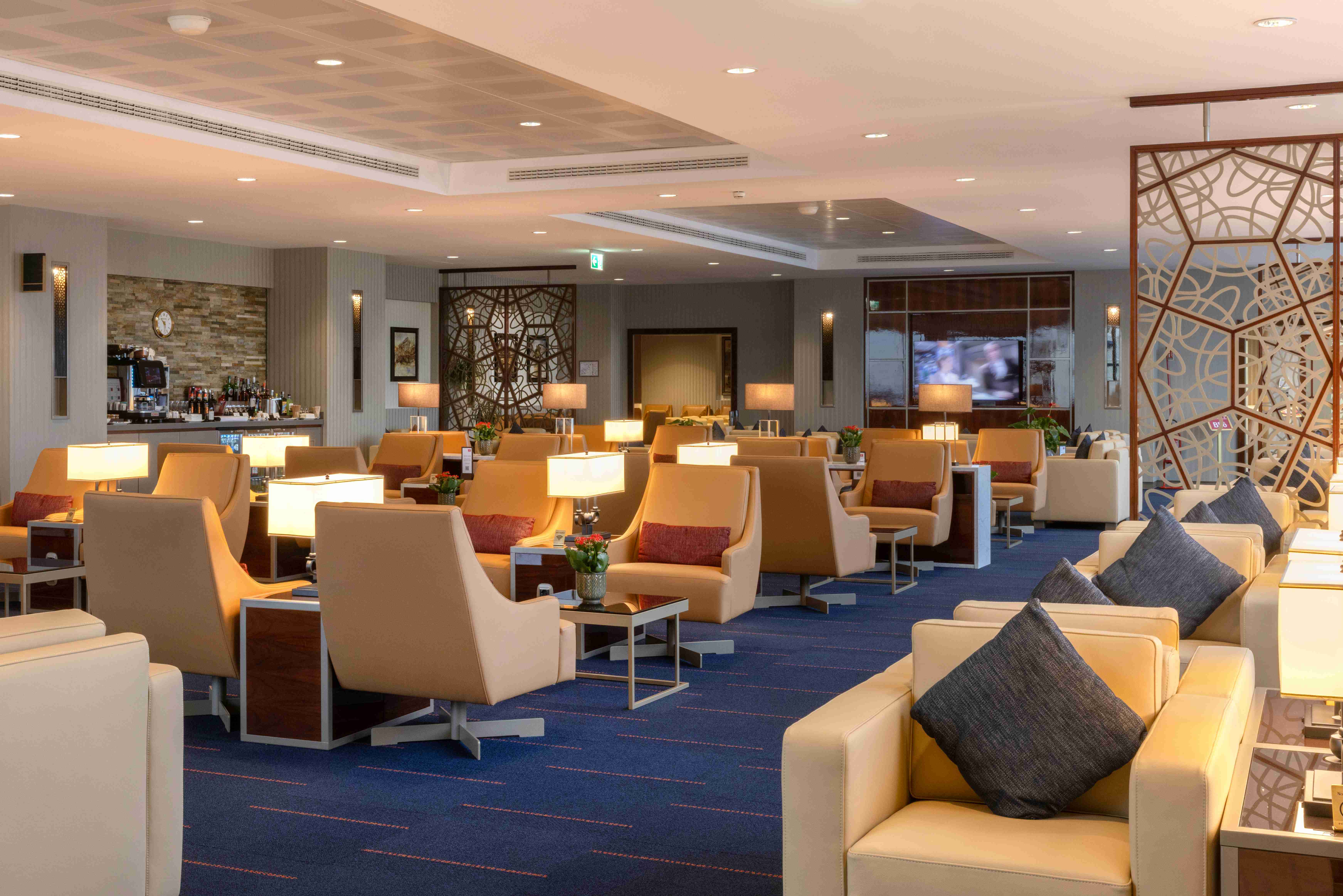 Immagine di sfondo della pagina Emirates rilancia l’esperienza a terra con la nuova lounge di Milano Malpensa