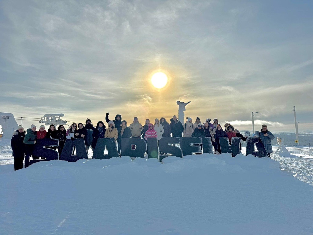 Immagine di sfondo della pagina “Convention Scomposta” Bluvacanze Retail in Finlandia con Giver Viaggi