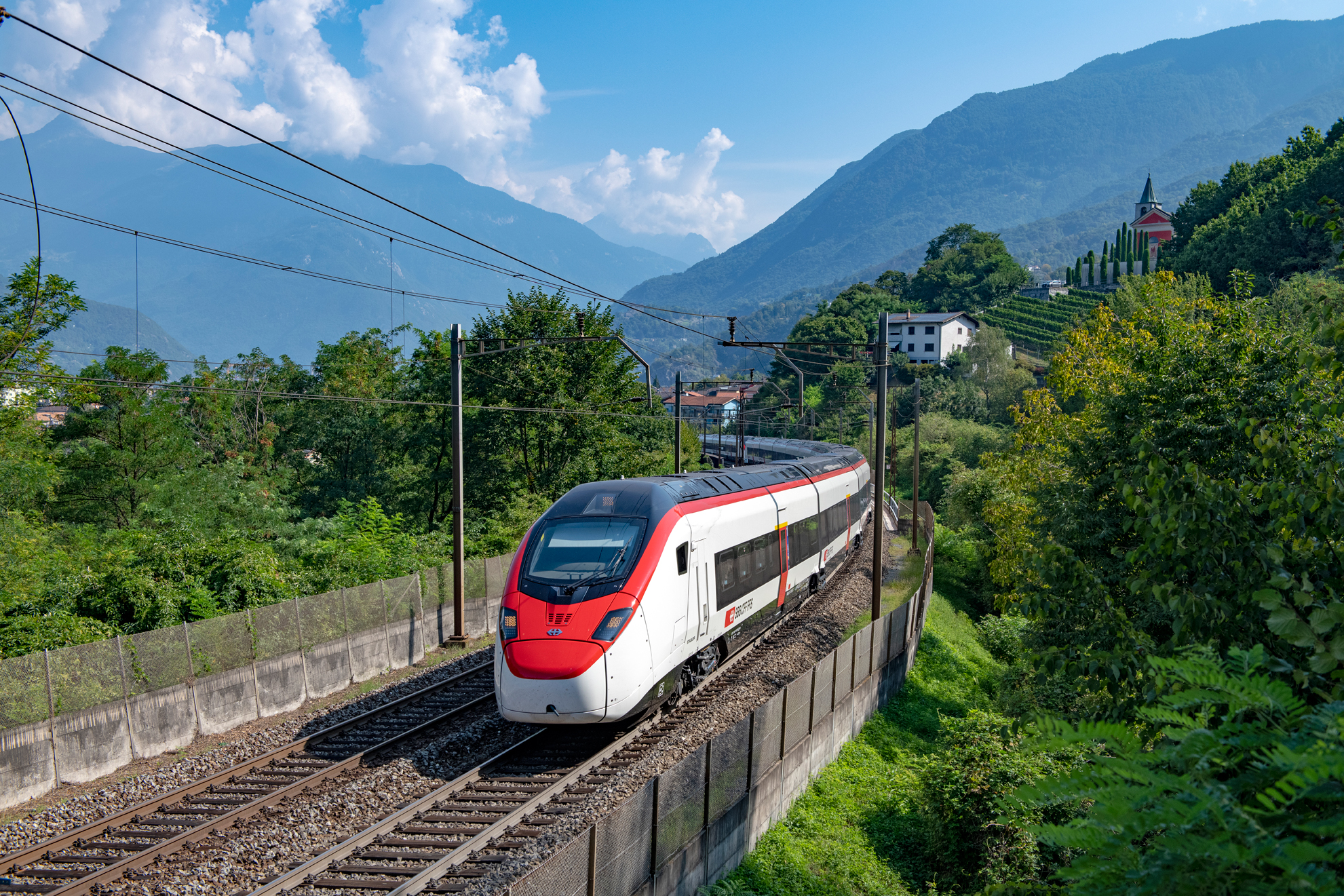 Immagine di sfondo della pagina Trenitalia: da domenica 8 giugno parte il nuovo collegamento Eurocity Zurigo-Pisa