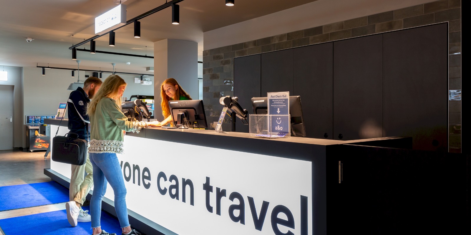 Immagine di sfondo della pagina a&o Hostels guarda ai viaggi di maturità e laurea con un’offerta dedicata ai giovani