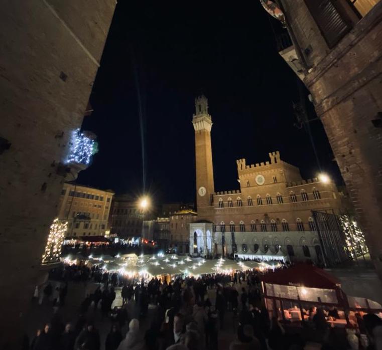 Immagine di sfondo della pagina A Siena ritorna il Mercato nel Campo: tre giorni di tradizione e cultura del gusto
