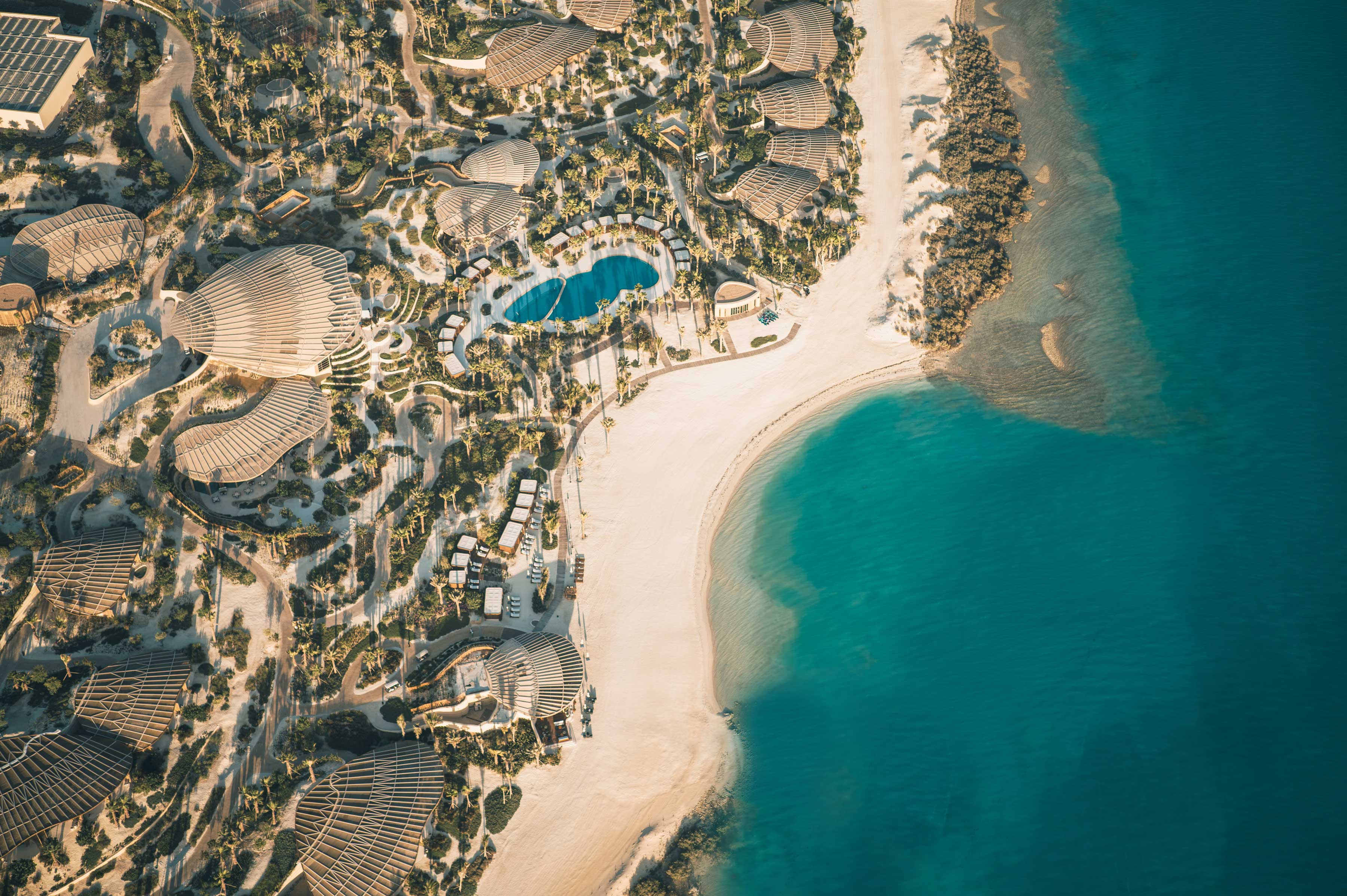 Immagine di sfondo della pagina The Red Sea inaugura Shura Island: resort d’eccellenza e turismo sostenibile
